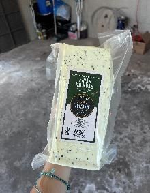 Queso fresco prensado con finas hierbas, 2 kg
