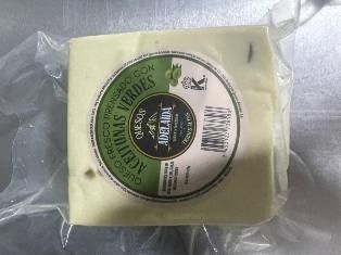 Queso fresco prensado con aceitunas verdes, 220 g